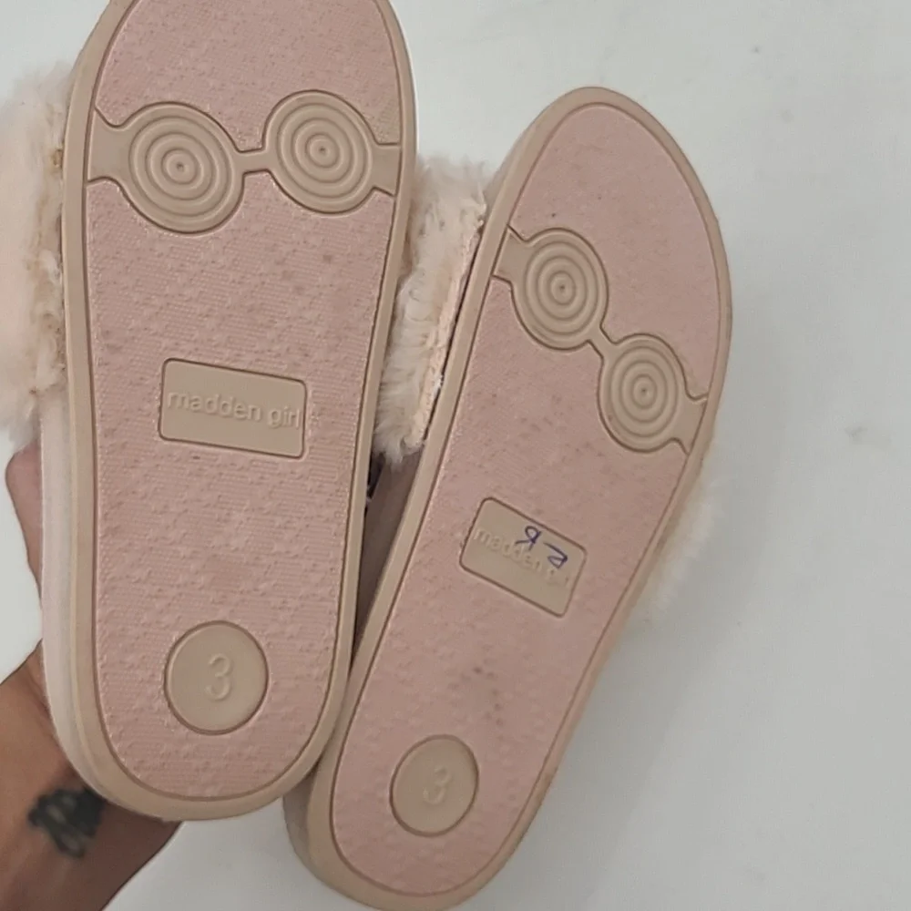 NWOT madden girl pink fuzzy slippers size 3 light up!